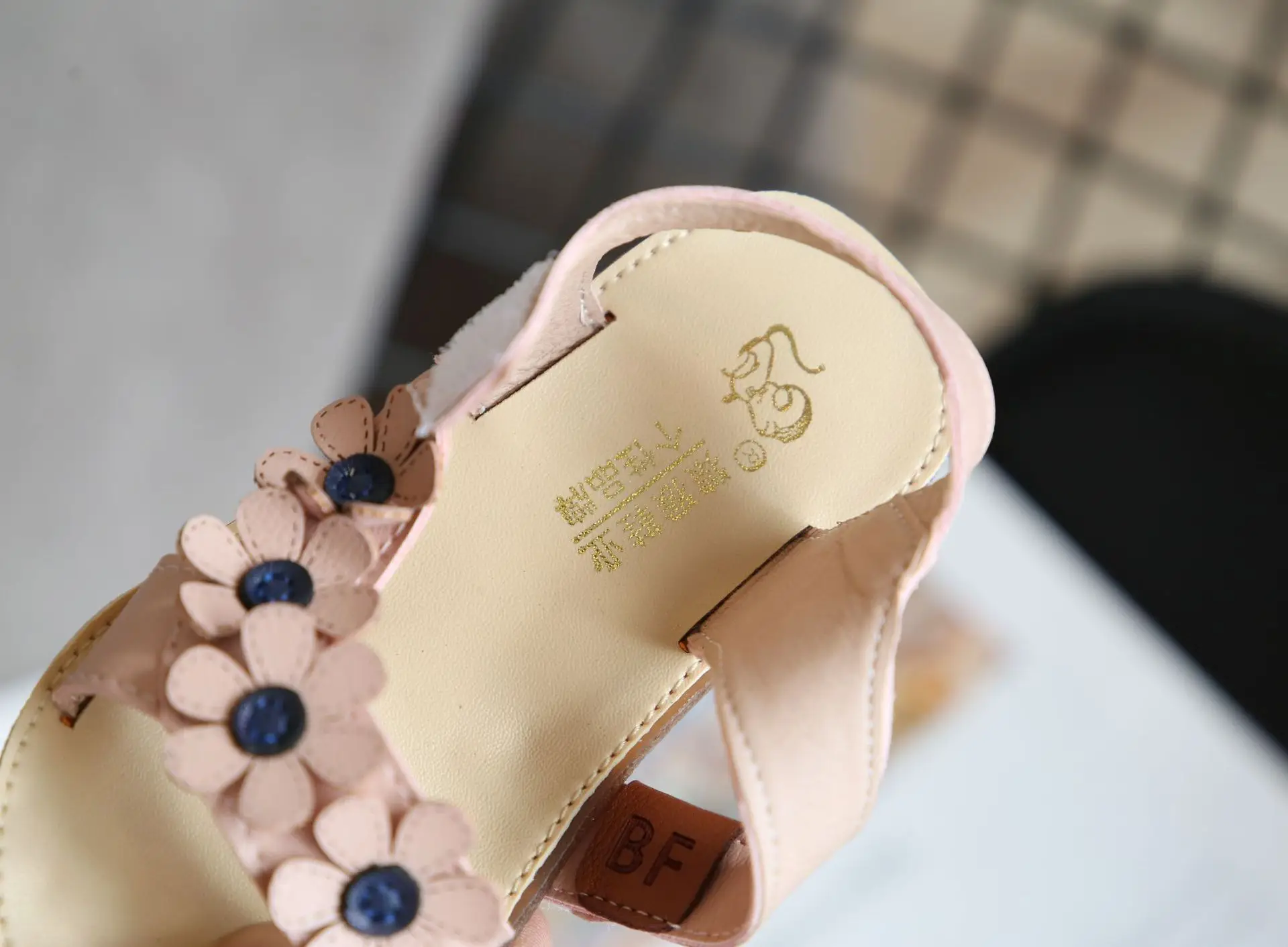Sandálias para Meninas com Flores Infantis para Meninas Sapatos de Praia Antiderrapantes para o Verão Fofas Sandálias 2020 D02051 51 8 Sandálias para meninas com flores fofas, sandálias