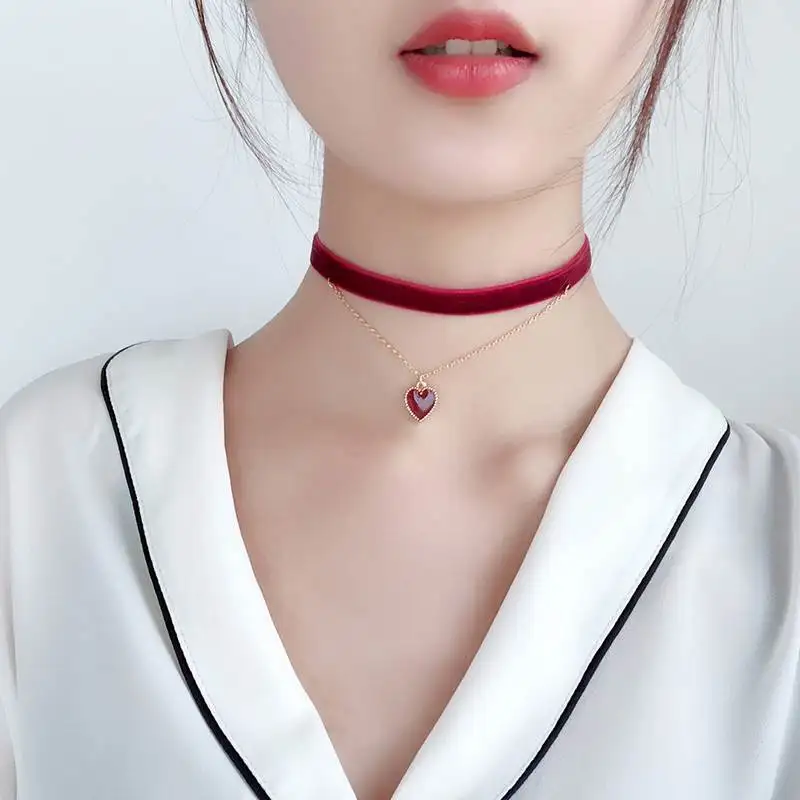 

Korean version of the cute little red heart alloy drop oil and gas fashion versatile short necklace