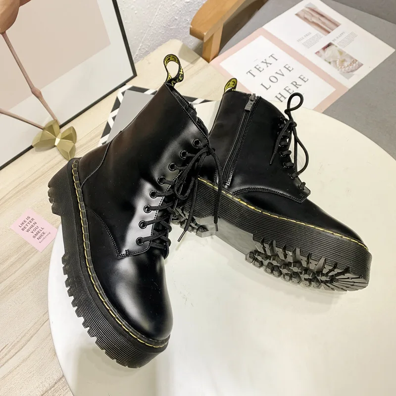 Нескользящие Ботинки martin на толстой подошве женские зимние черные короткие