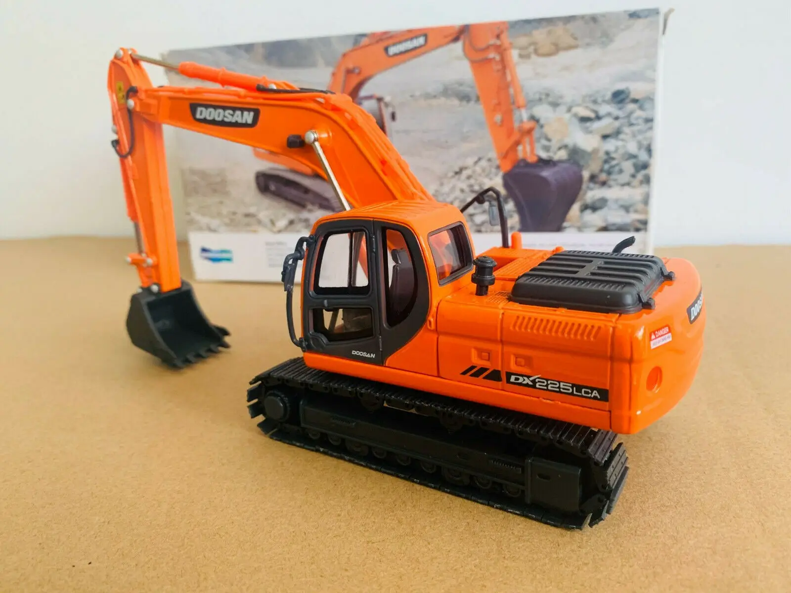 Гидравлический экскаватор Doosan DX225LCA масштаб 1:40 литая модель новая в оригинальной
