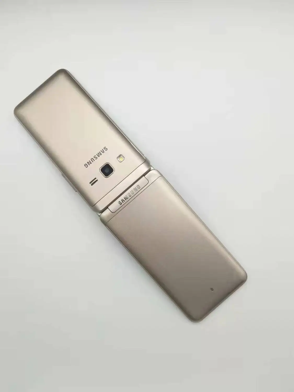 Samsung Galaxy Folder G1600 смартфон с 5 дюймовым дисплеем четырёхъядерным процессором ОЗУ 2