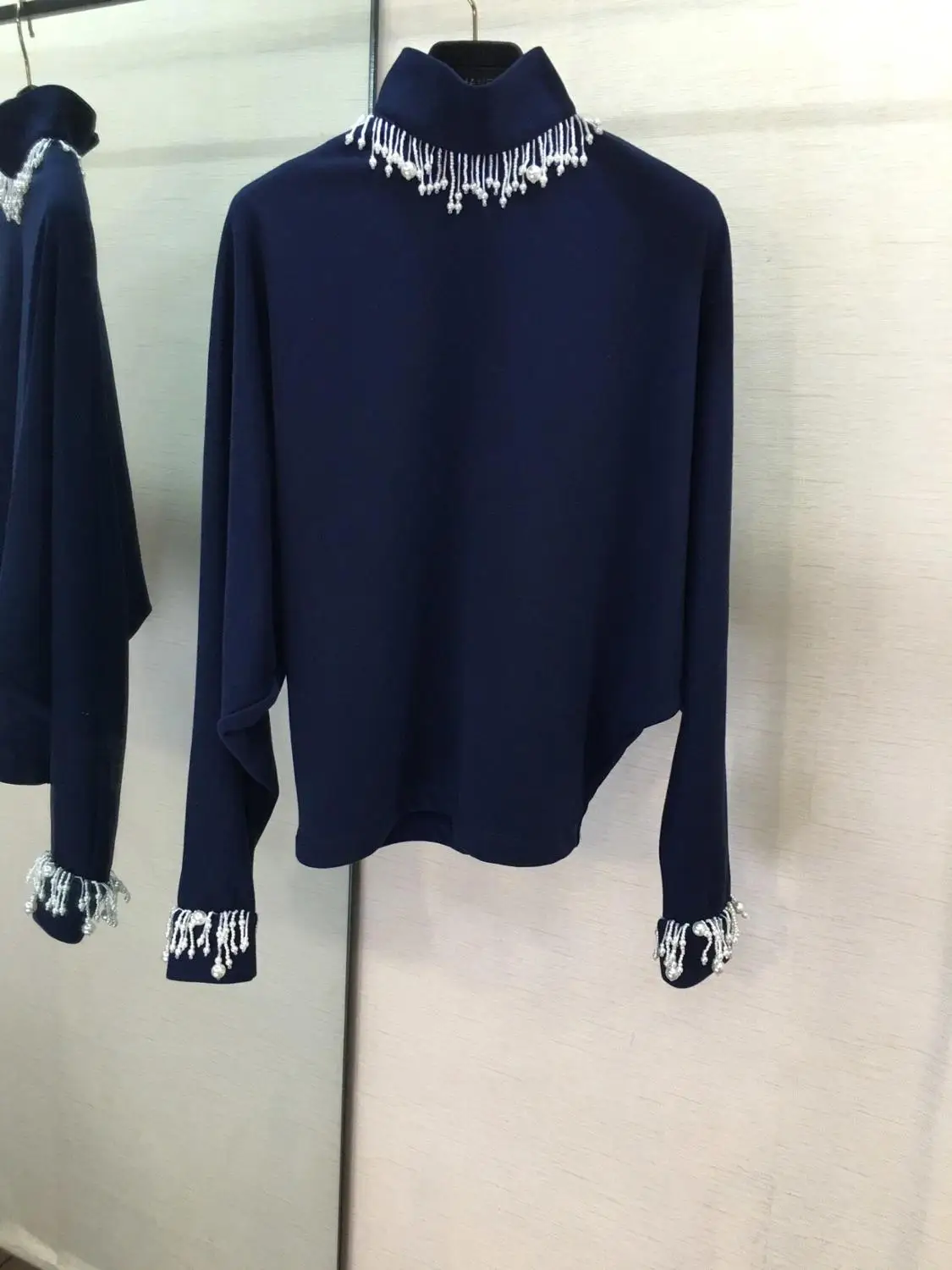 

2019 autumn new women's fashion loose cotton dark blue pearl pendant hit color bat sleeve shirt 0801