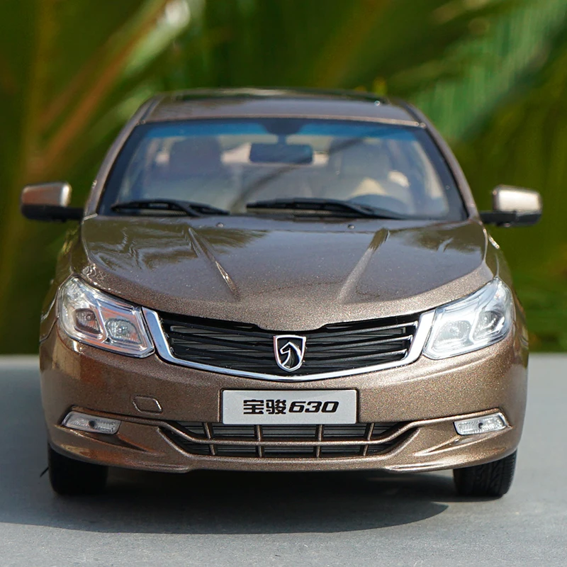 Оригинальная фабрика 2011 Baojun 630 1:18 Модель литья под давлением с небольшим подарком - Цвет: Brown