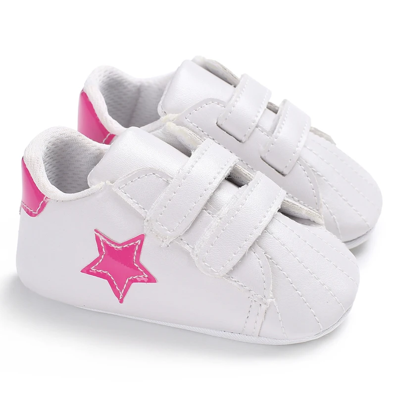 Новинка г.; Брендовая обувь для новорожденных мальчиков и девочек с мягкой подошвой кожаные туфли для кроватки; модные кроссовки; обувь для малышей 0-18 месяцев