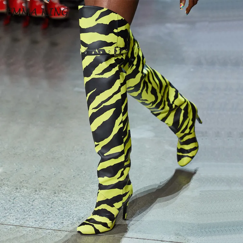 Emma king/золотистые, серебристые, неоновые, зеленые сапоги выше колена с круглым носком на шпильке с принтом в виде граффити в стиле рок - Цвет: Zebra Yellow