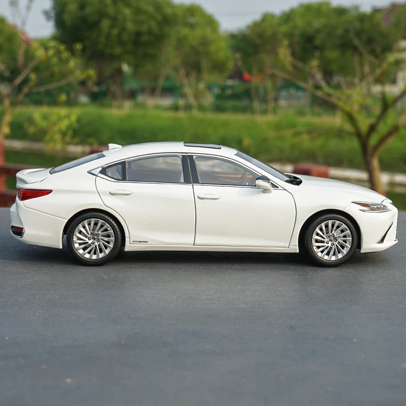 1:18 весы Lexus ES ES300H 2019 литье под давлением модель автомобиля с SAMLL подарок|Наземный