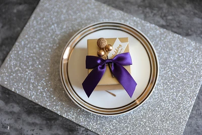purple small 50 шт./партия, персонализированная DIY Золотая Подставка под шоколад, юбилей, день рождения, вечерние подарок коробка сладостей, Сувенирная Коробка для гостей - Цвет: purple small