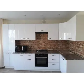 

White high gloss kitchen