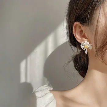 

SOHOT Romantic Cute Asymmetrical White Daisy Flower Women Stud Earrings Chic Korean Design OL Female Charming Jewelry Brincos