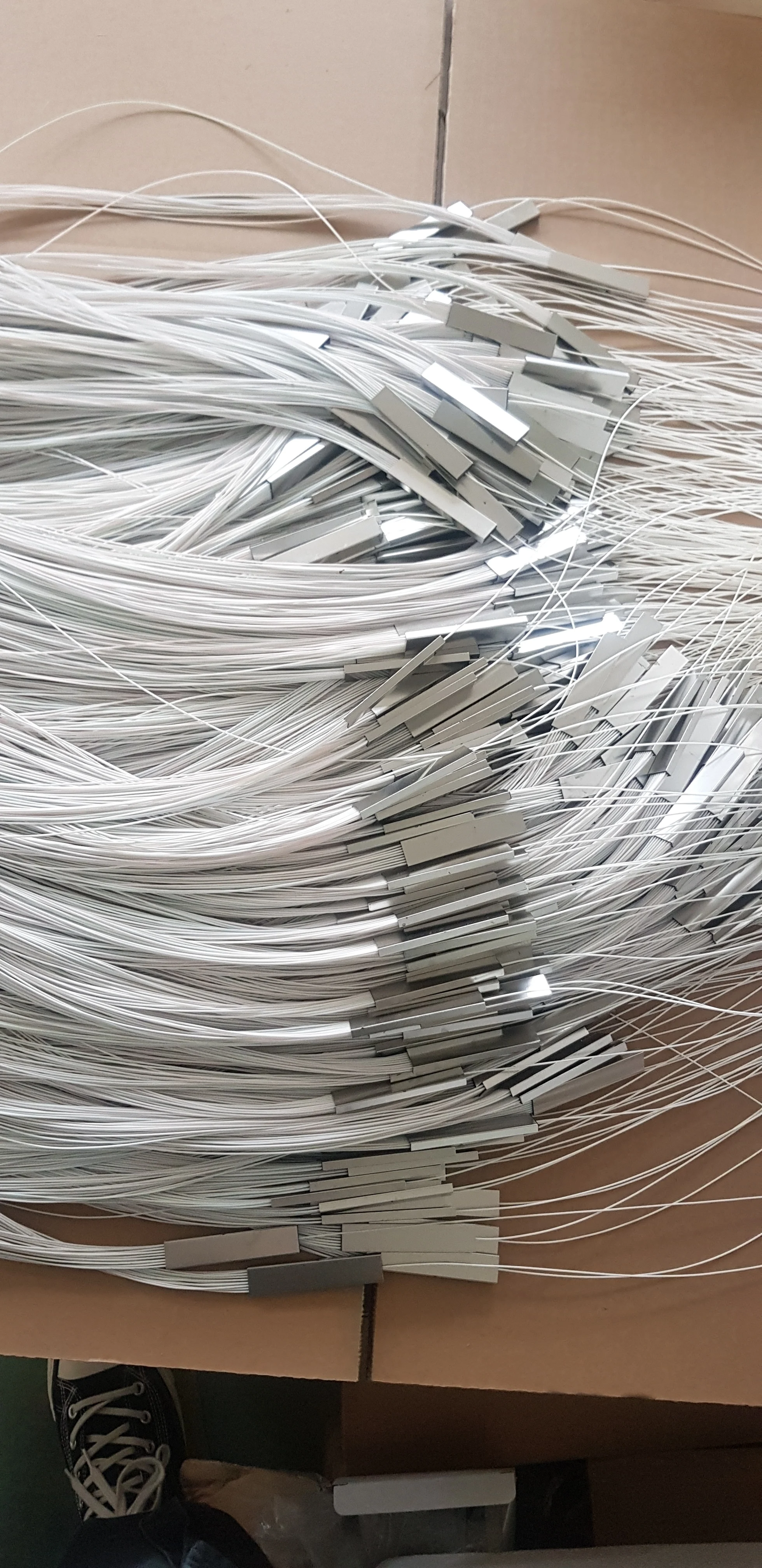 100 Uds 1X4 PLC Splitter 900um acero Tube1 * 4 Mini Fibra óptica Splitter sin conectores 4 puertos PLC Splitter