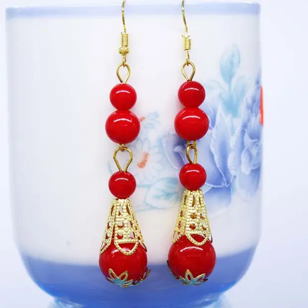 Серьги и серьги из старинных золотых ликующих красных бусин невесты