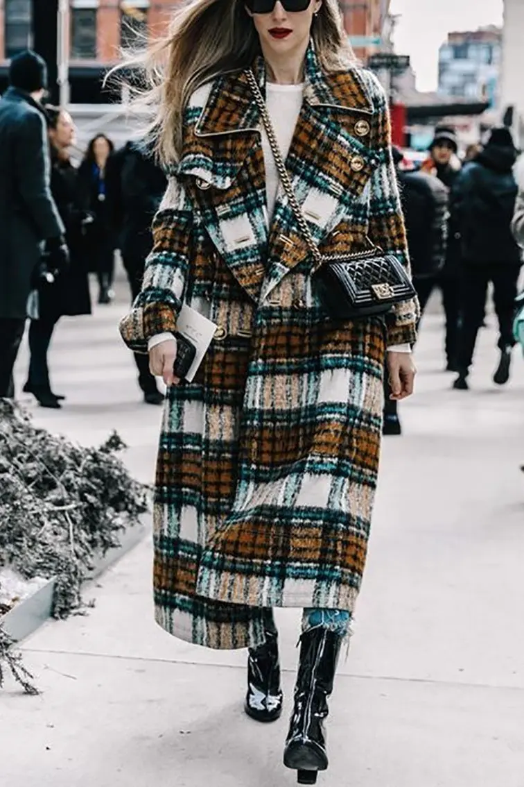 Пальто в клеточку. Стильные пальто в клетку. Пальто барбери женское 2020 в клетку. Длинное пальто в клетку. Пальто в крупную клетку.
