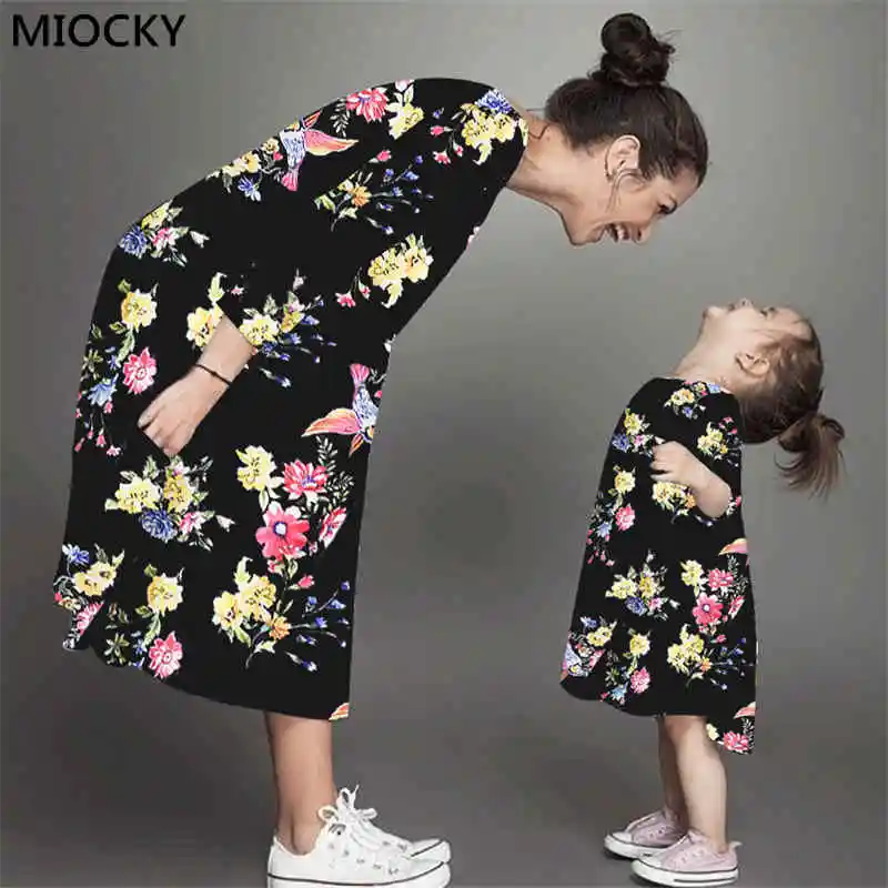 Black Одинаковая одежда для семьи коллекция года, осенне-зимнее свободное платье с принтом «три четверти» Платья для мамы и дочки, платье для мамы и меня, E0251 - Цвет: Black