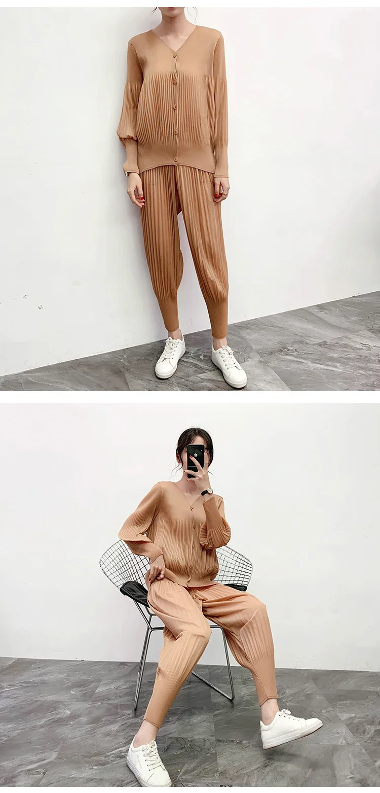 Размера плюс брючный костюм осень эластичные Miyake плиссированное платье с v-образным вырезом, Длинные рукава девочек младшего возраста кардиган/топ+ штаны-шаровары, комплект со штанами для Для женщин 45-75 кг