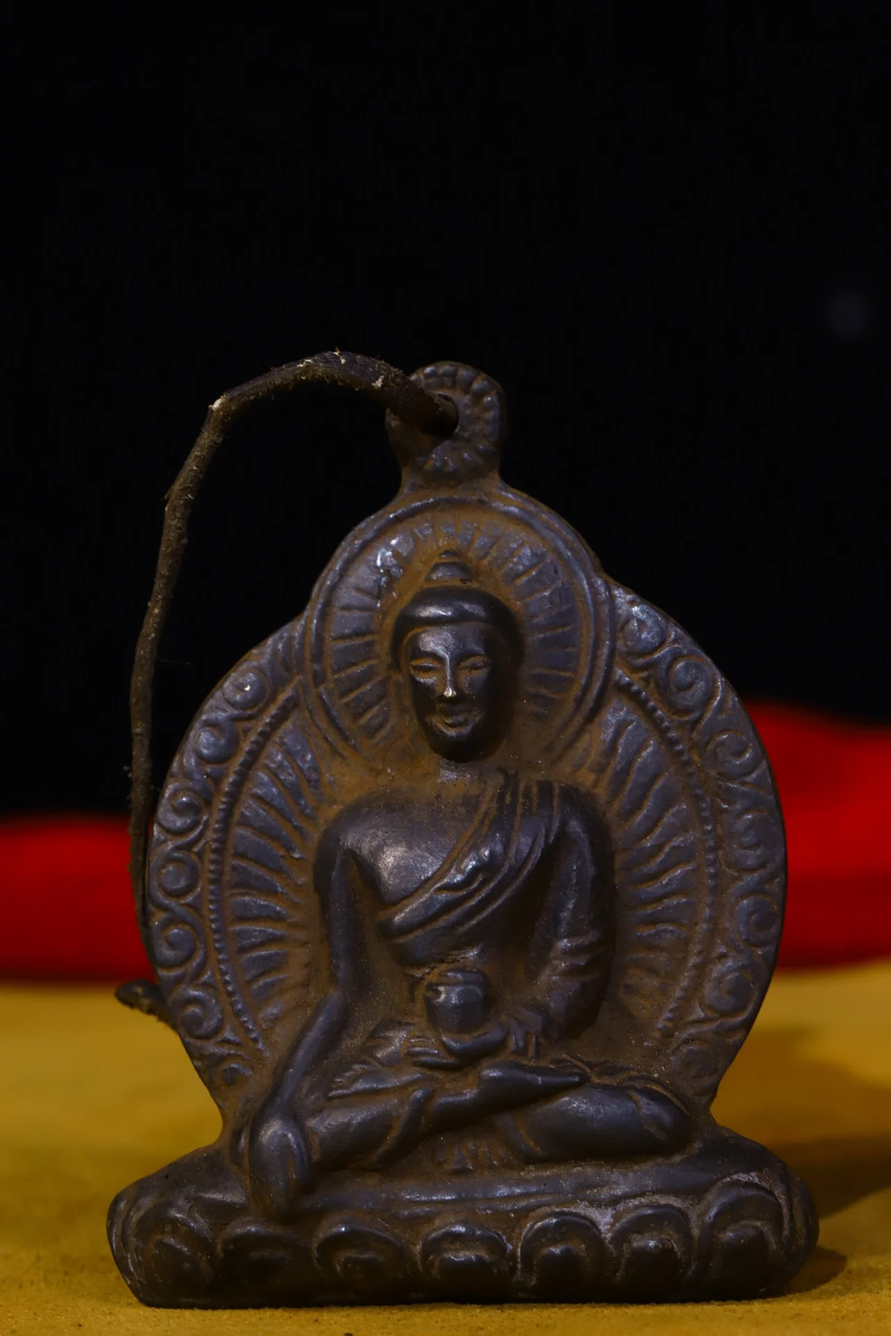 

3"Tibet Temple Collection Old Bronze Sakyamuni Medicine Buddha Pendant Amulet Town House Exorcism Ward off evil spirits