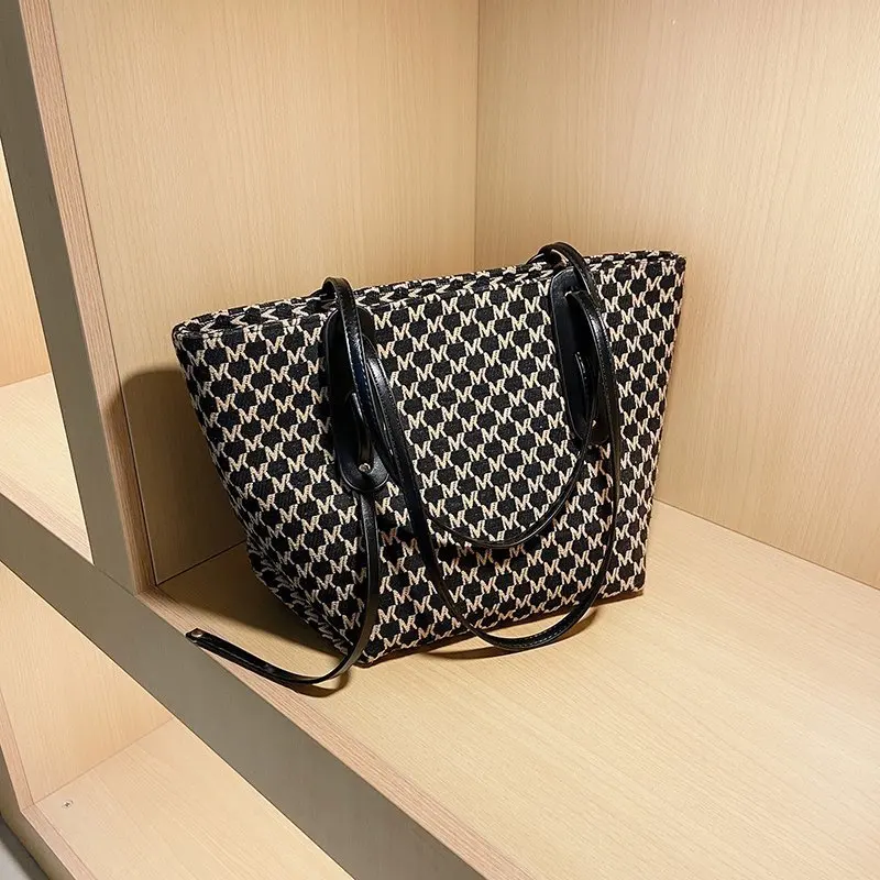 

Advanced Sense Of Large Capacity Women Bag 2020 New Tide Net Red Fashion Handbag Shoulder Shoulder Wild Canvas Tot Package