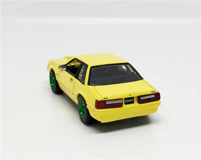 Зеленый светильник 1: 64 Ford Mustang GT 1988 5,0 бутик сплава автомобиля игрушки для детей Детские игрушки модель оптом