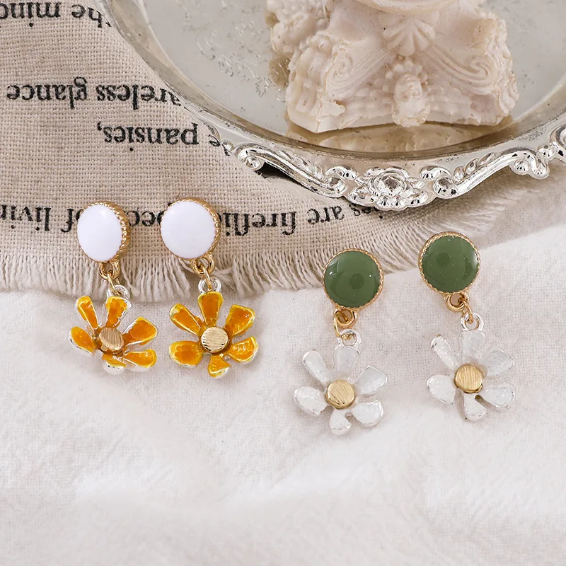 

Small Daisy flower temperament earrings lovely color fresh stud earrings