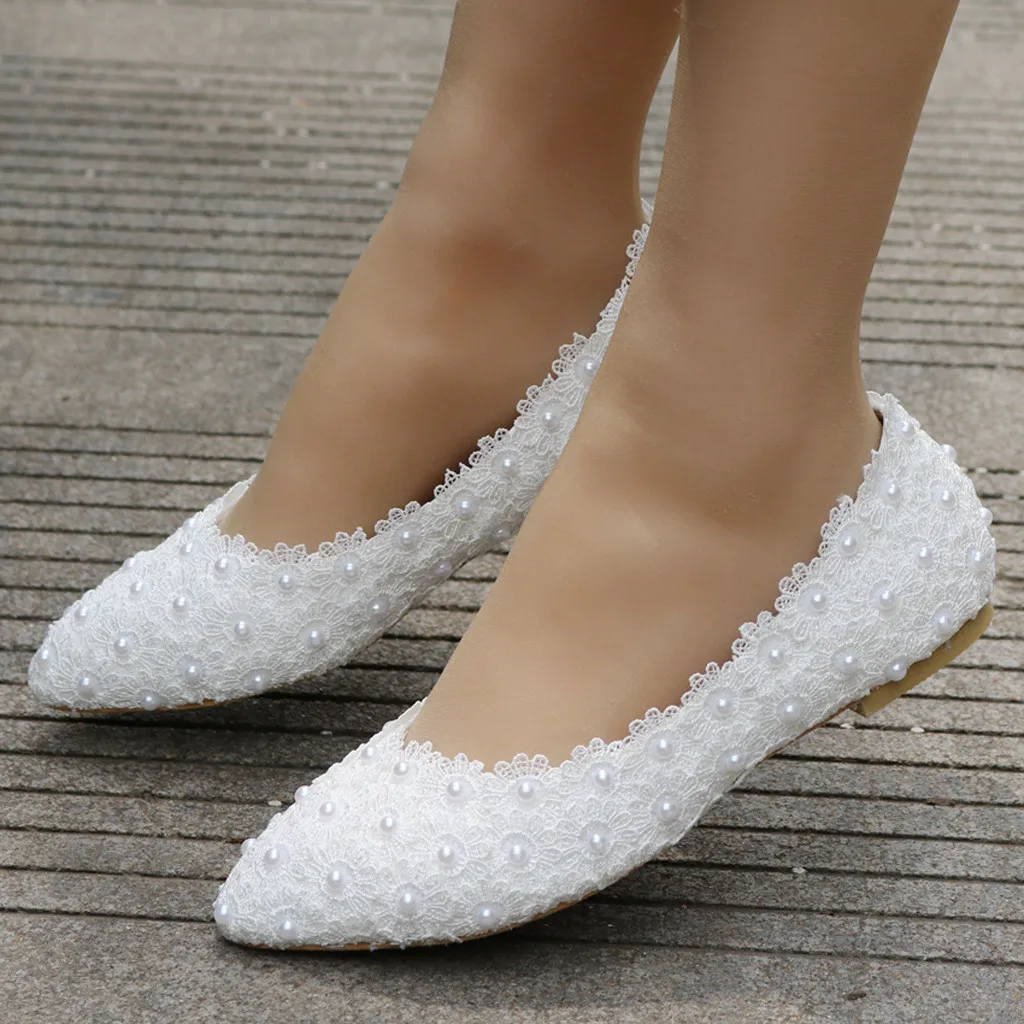 Белые свадебные туфли на плоской подошве; женская элегантная обувь с острым носком; Модные осенние модельные туфли с кружевом и жемчугом; вечерние водонепроницаемые Мокасины без застежки