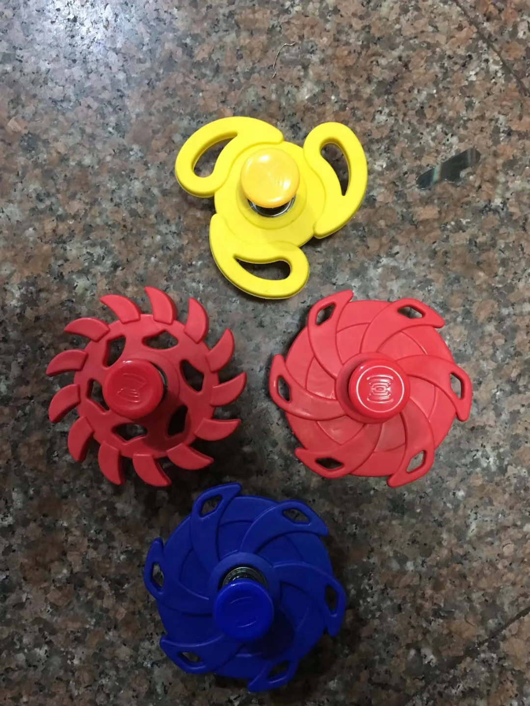 Стиль spinnobi эластичность Spinner прыжок Spinner Весна Spinner между вашей фигурой Спиннер снижение давления игрушка палец Spinn