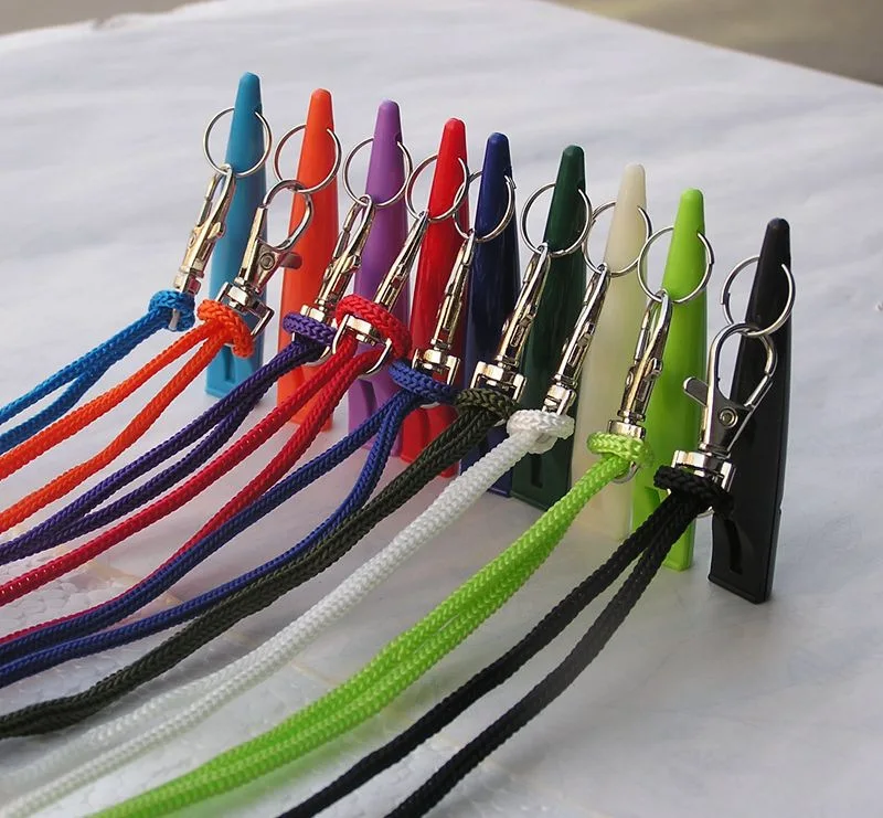 Suministros para mascotas, herramienta de entrenamiento de plástico, rojo, negro, púrpura, azul, verde, amarillo y blanco, con silbato de cordón, nuevo estilo Popular