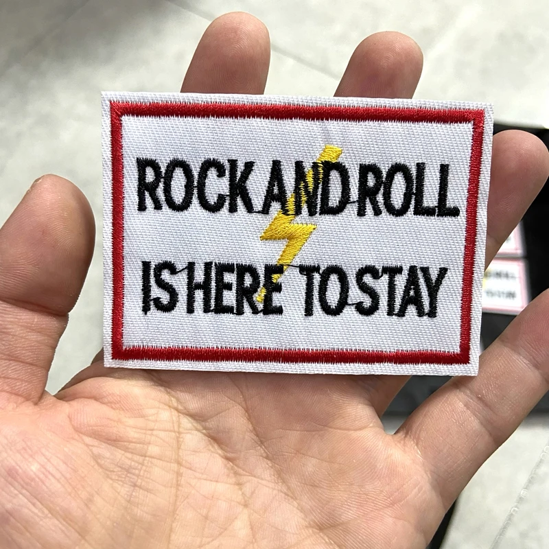 Металлическая нашивка с надписью ROCK AND ROLL IS HERE TO STAY BADGE прямоугольная белая