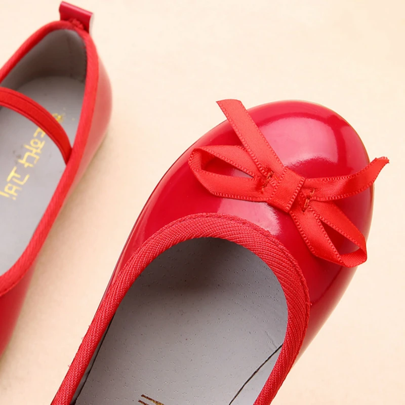 Детская обувь на плоской подошве; красная и черная обувь из искусственной кожи; Новая корейская модная детская обувь; детская повседневная обувь; кроссовки для девочек