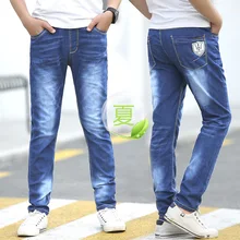Узкие джинсовые брюки для мальчиков среднего и большого размера; модные повседневные тонкие летние ковбойские брюки с белой этикеткой