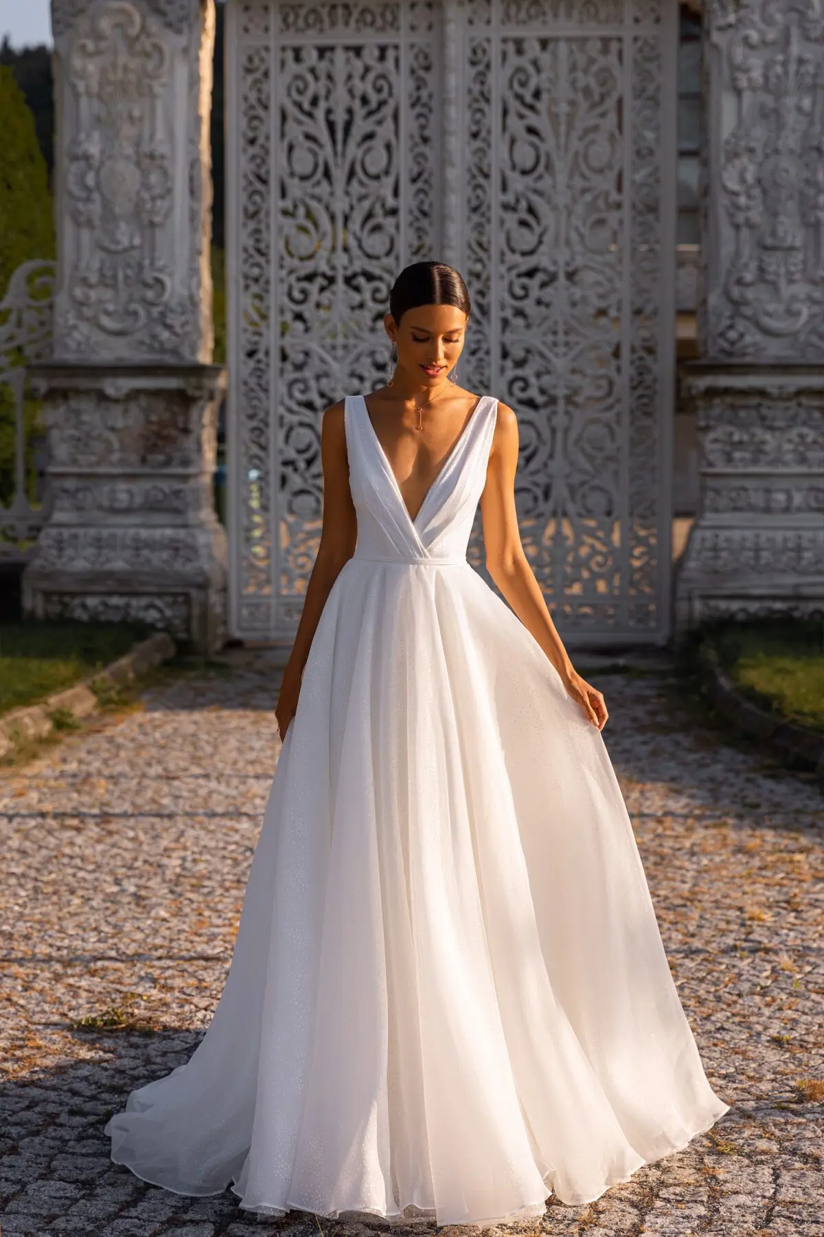 Simple Backless Deep V-neck Tulle Wedding Bridal Gown