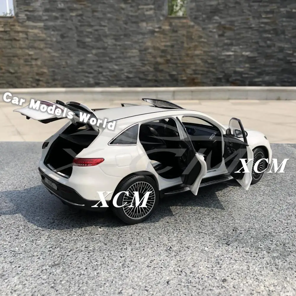 Литая под давлением модель автомобиля для EQC 1:18(белый) крышка двигателя не открывается+ маленький подарок