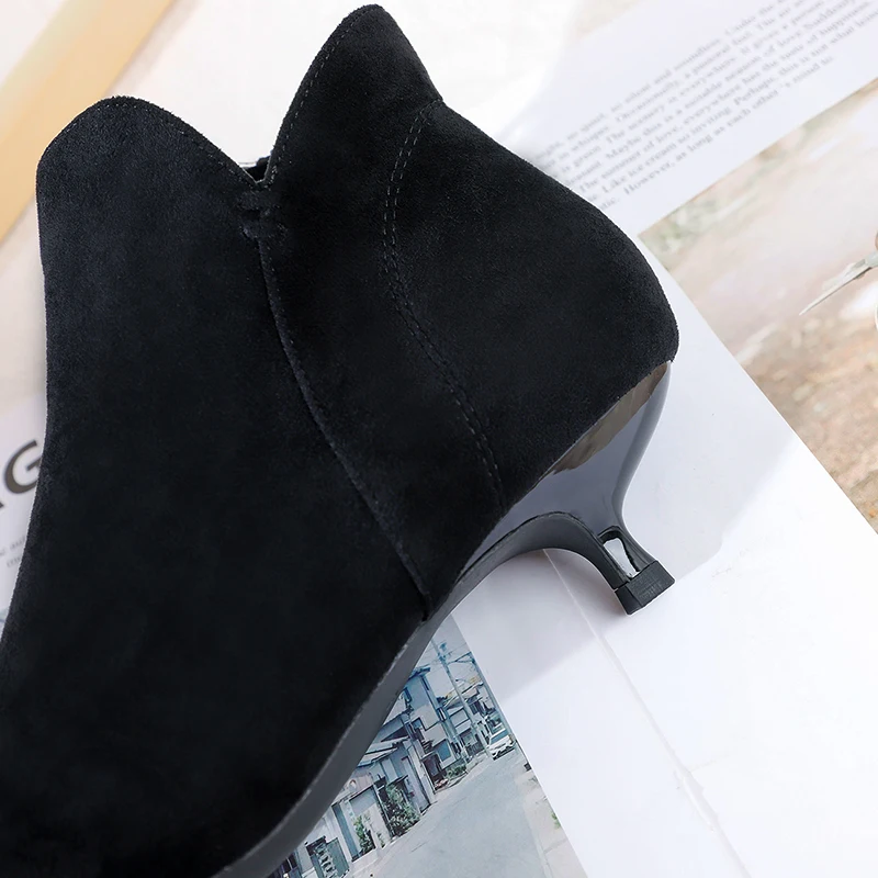 Черные зимние ботинки; женская обувь; Женские однотонные ботинки на молнии с острым носком на высоком каблуке; ковбойские ботильоны на резиновой подошве в западном стиле