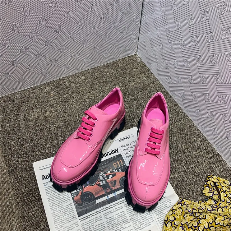 Брендовая модная женская обувь ярких цветов из лакированной кожи на платформе повседневные туфли-лодочки уличные туфли на шнуровке Обувь на танкетке в стиле Харадзюку