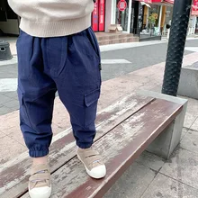 Детская одежда; сезон осень; популярный бренд; средний-маленький детский однотонный комбинезон с большими карманами; повседневные брюки для мальчиков