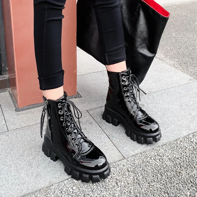 YMECHIC/короткие ботинки из искусственной лакированной кожи со шнуровкой на молнии; женская обувь на платформе; цвет черный, белый; зимние кроссовки; армейские ботильоны