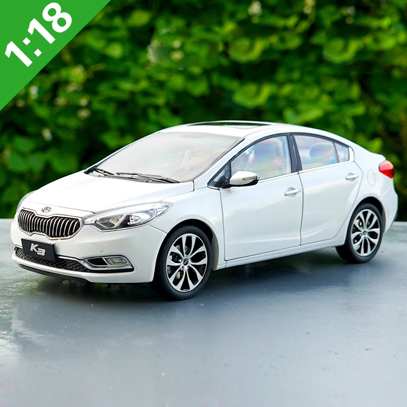 Модель автомобиля в масштабе 1:18 KIA K3 из сплава статическая высококлассная