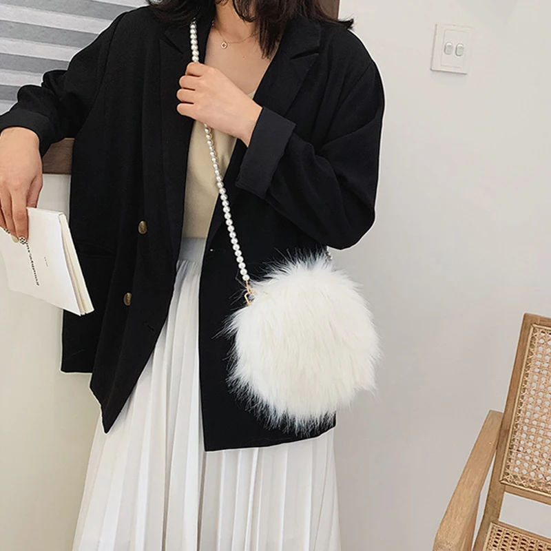 Fashion Faux Fur White Shoulder Bag Soft And Comfortable Suede Round Handbag Autumn And Winter Hot Mini Pearl Chain Chic Bag