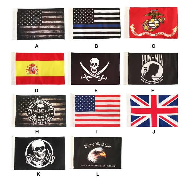 États-unis Drapeau De Table. Deux Drapeaux Nationaux Sur Le Support De Mât Métallique Isolée Sur