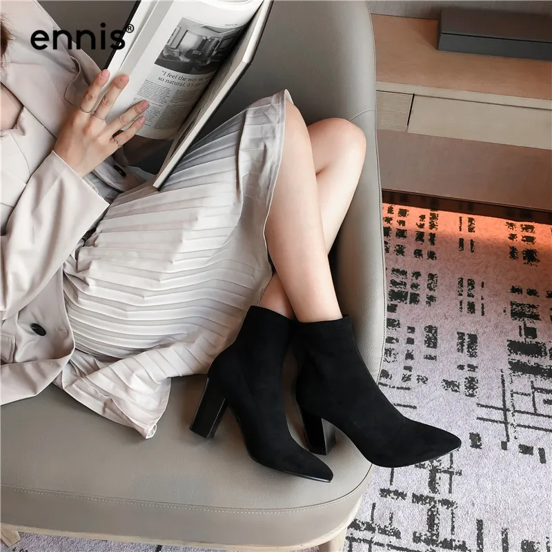 ENNIS/брендовые Стрейчевые ботинки из микрофибры ботинки на высоком каблуке женские ботильоны с острым носком Осенняя модная обувь Новинка; цвет белый, черный; A9187