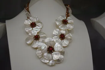 

2020 New Arrival Gold Crystal With Mop Sea Shell Flower Necklace For Women