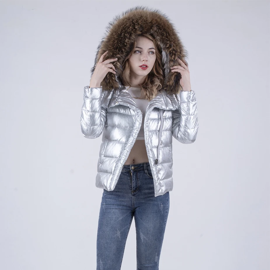 Женская короткая куртка на белом утином меху с воротником из натурального меха