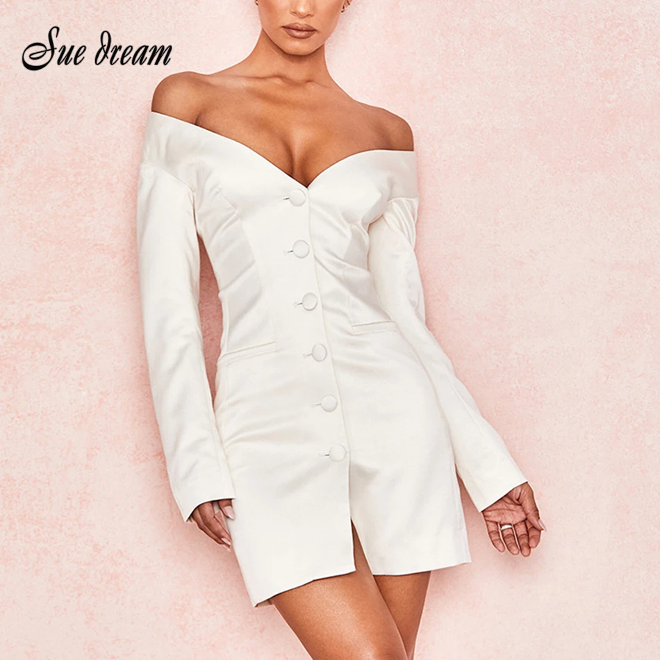 Женское облегающее платье-мини белое с треугольным вырезом и длинным рукавом |