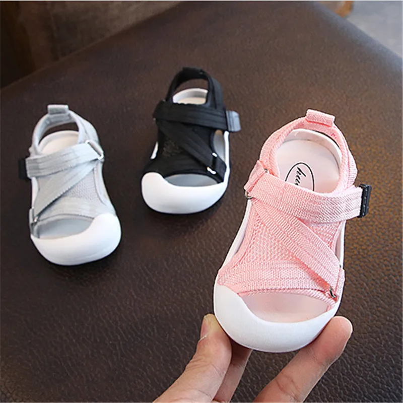 Zapatos de verano para niños pequeños, zapatillas informales antideslizantes, transpirables, de alta calidad, anticolisión, para playa, 2020