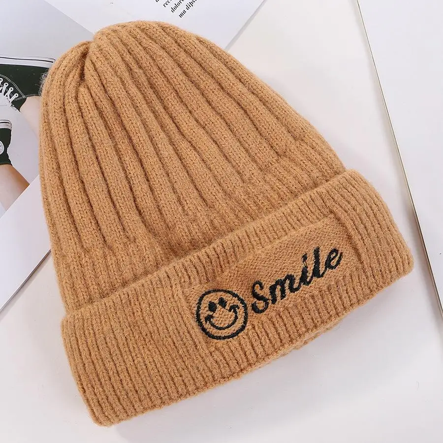 COKK Новые простые зимние шапки бини для женщин зимние теплые шапки Skullies Gorros женская шапка с вышитым смайликом плюшевый бархат - Цвет: Khaki
