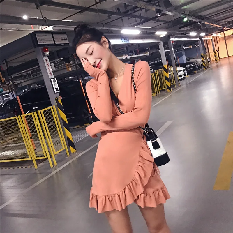 

Photo Shoot New Products 2019 Spring And Autumn CHIC Hong Wave Lace-up V-neck Flounced Long-sleeved Dress