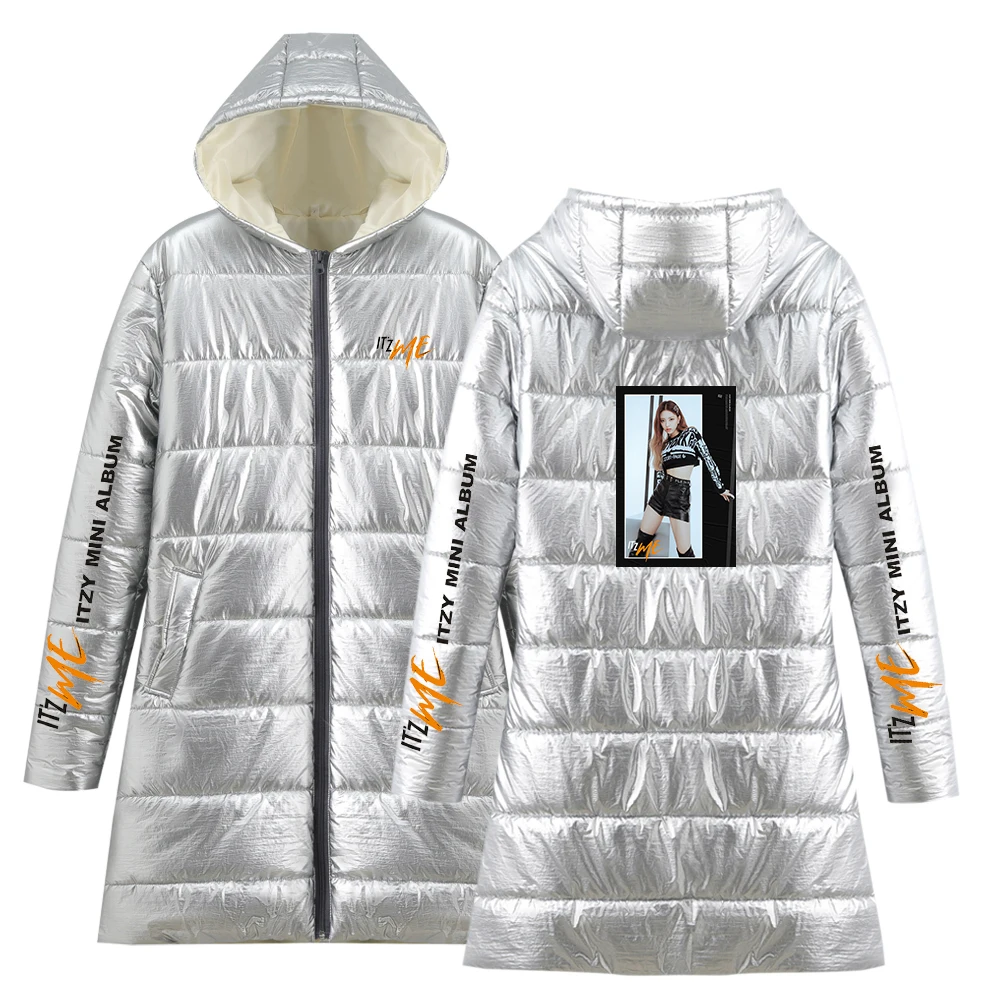 Модный женский пуховик средней длины с капюшоном серебристого и белого цвета