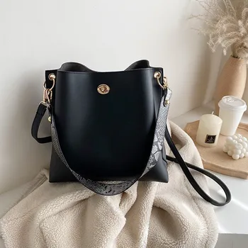 

Europe and the United States large capacity women's shoulder bag 2020 new spring fashion diagonal bag buckle retro women's bag