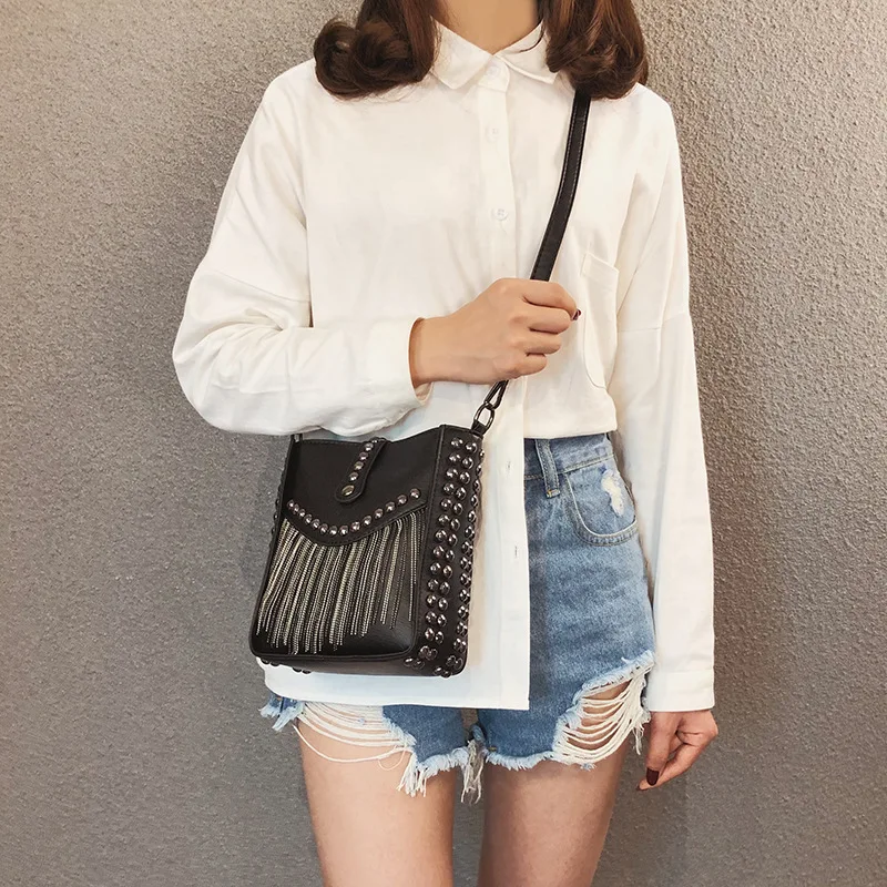Уличная мода, дизайнерская женская сумка с кисточками, маленькая сумка-мешок, сумка на плечо с заклепками, женская сумка-мессенджер в стиле панк, 641