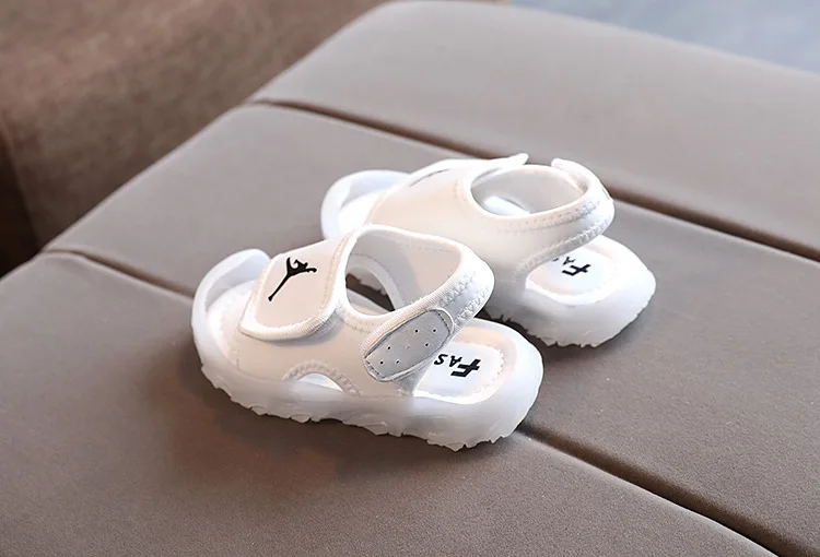 LED босоножки Girls Sandals 2021 New Summer Boys Beach Shoes Children Baby Cruella Non-slip Popular Breathable and Refreshing