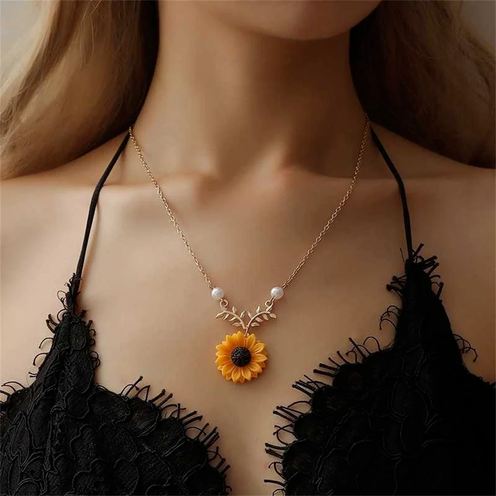 Delicate Sunflower Pendant Choker Necklace For Women Creative Imitation Pearls Jewelry Necklace Clothes Accessories