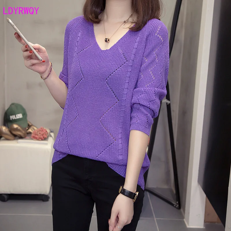 

2019 autumn and winter new large size women's fat sister was thin hook flower hollow V-neck long sleeves bottom sweater